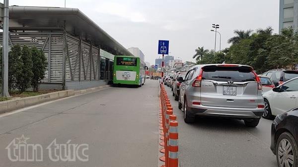 Có dải phân cách cứng vẫn 'vô tư' chiếm làn xe buýt nhanh ảnh 6